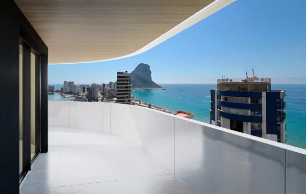 Prachtig uitzicht vanaf het terras van een penthouse in Calpe, met helderblauw zee en iconische rots.