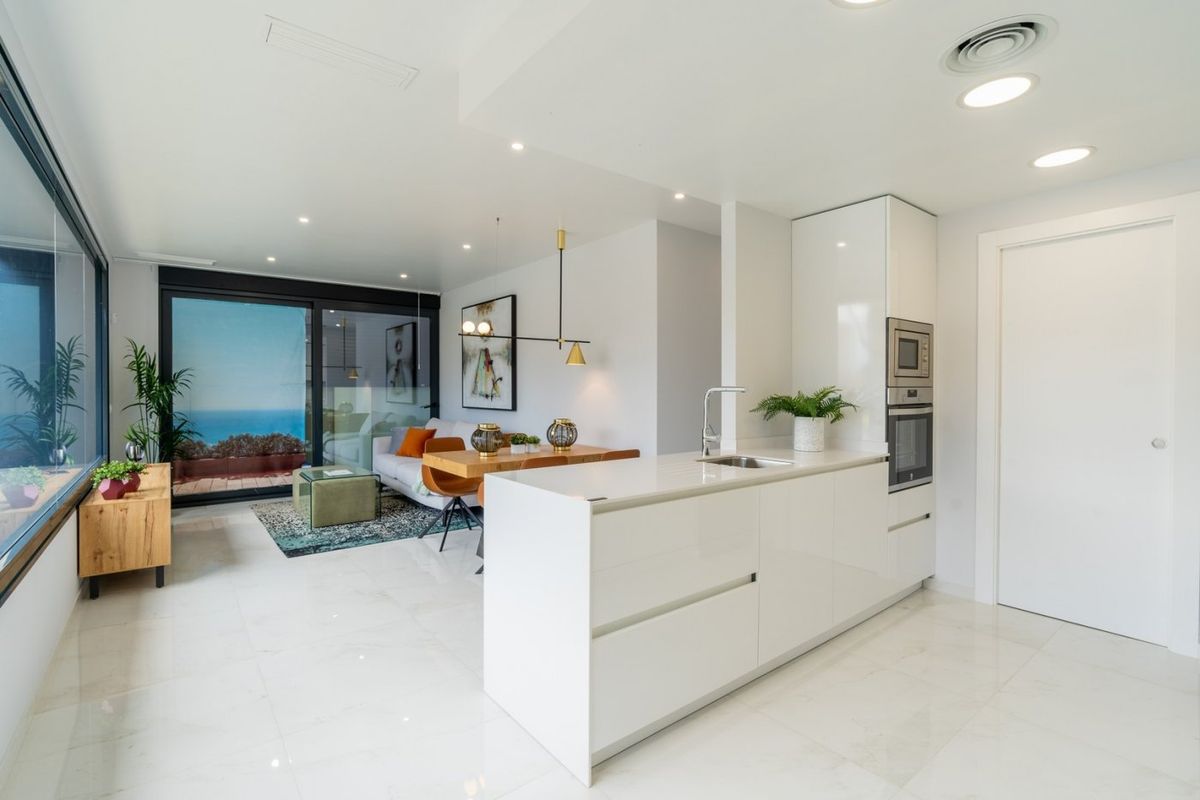 Moderne keuken met strakke werkbladen en uitzicht op zee in het ruime appartement in Benidorm.