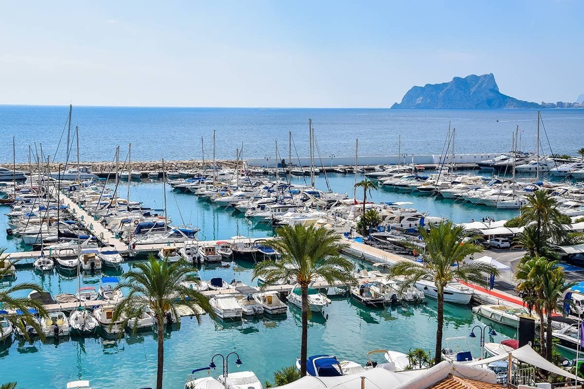 Levendige jachthaven vol jachten, die de schoonheid van Moraira Teulada, Costa Blanca, toont.
