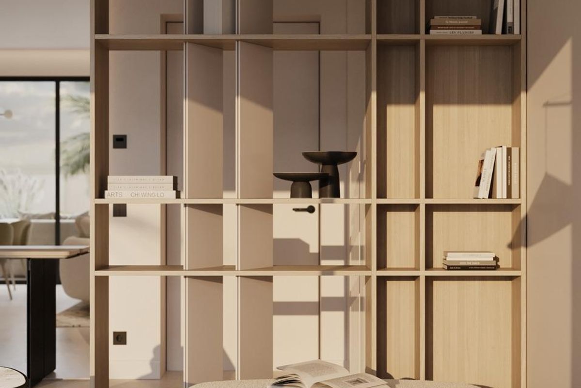 Stijlvolle rekken en gezellige zithoek in de woonkamer van het penthouse in Mijas.