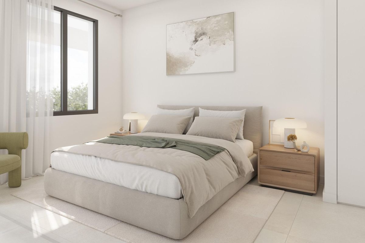 Heldere en gezellige slaapkamer in een modern 3-slaapkamer appartement in Manilva, met veel natuurlijk licht.