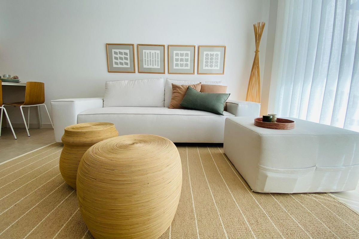 Minimalistische woonkamer met een luxe bank en natuurlijke elementen in een 3-slaapkamer appartement in Pilar de La Horadada.