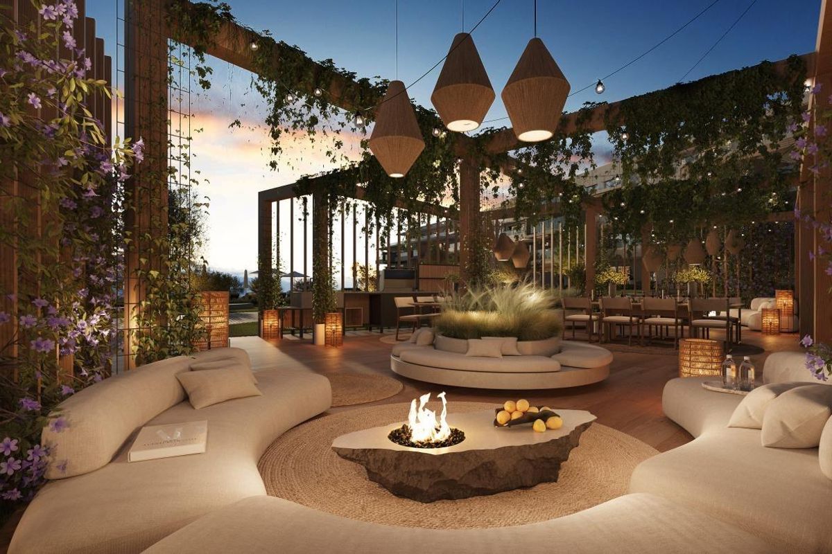 Sfeervolle buitenlounge met een vuurplaats, versierd met groen in Mijas, Costa del Sol, perfect voor ontspanning.