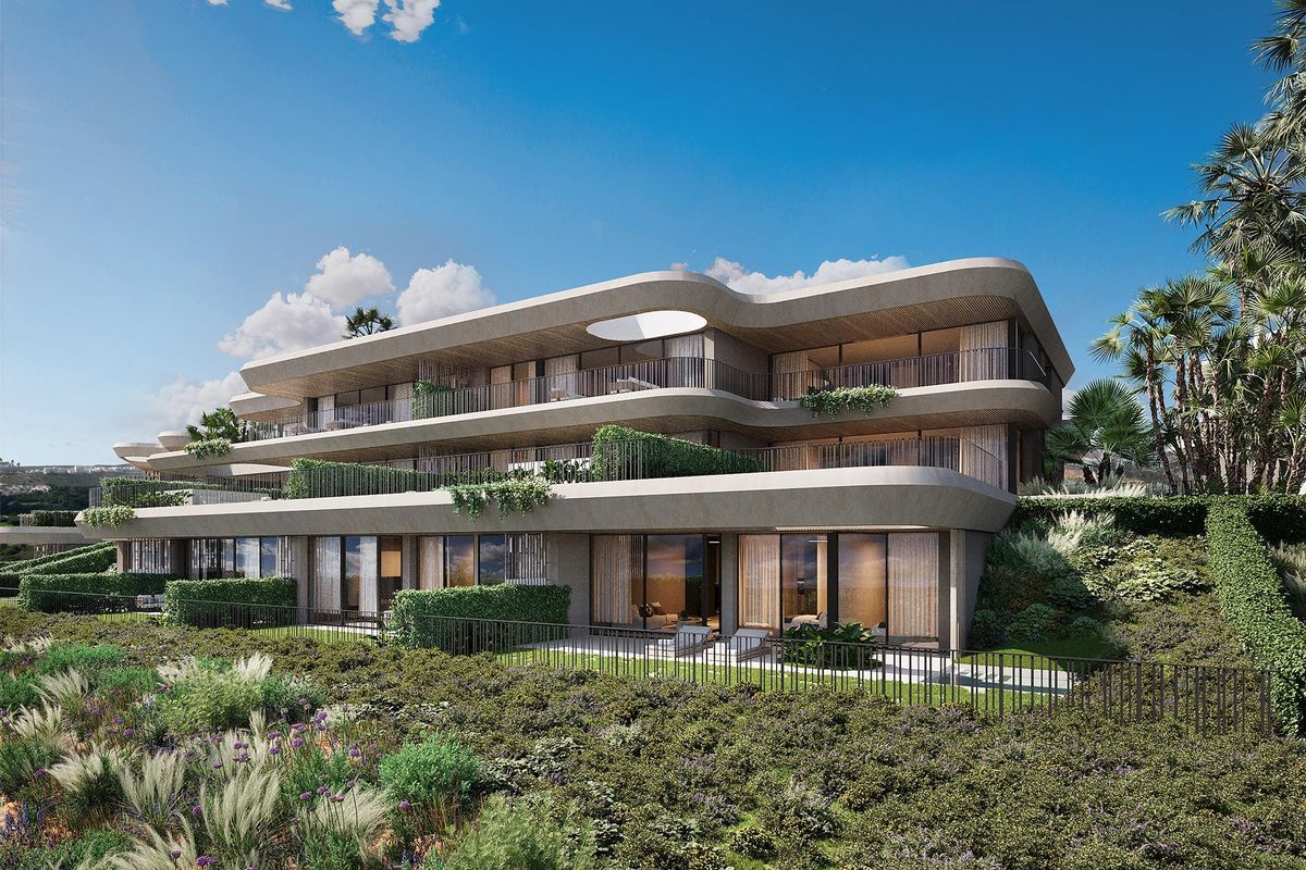 Stijlvol architectonisch ontwerp van de penthouse in Casares met groene terrassen en buitenruimtes.