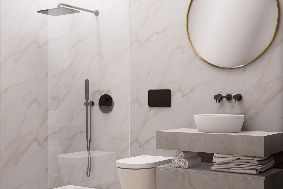 Moderne badkamer met marmeren tegels, douche en stijlvolle armaturen in een townhouse in Orihuela Costa.