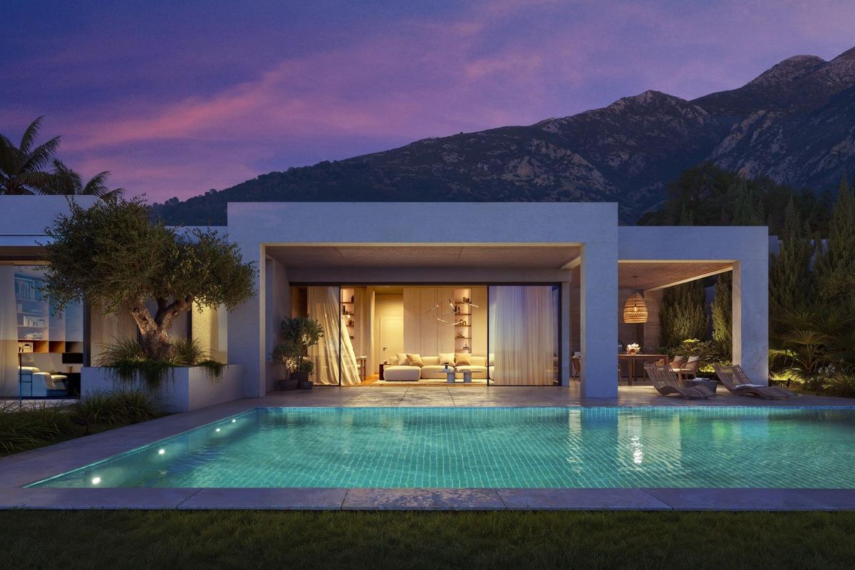 Moderne villa in Mijas met een luxe zwembad en uitzicht op de bergen bij zonsondergang.