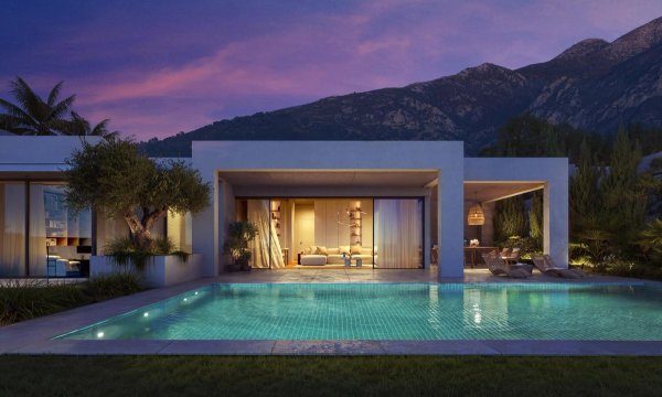 Moderne villa in Mijas met een luxe zwembad en uitzicht op de bergen bij zonsondergang.
