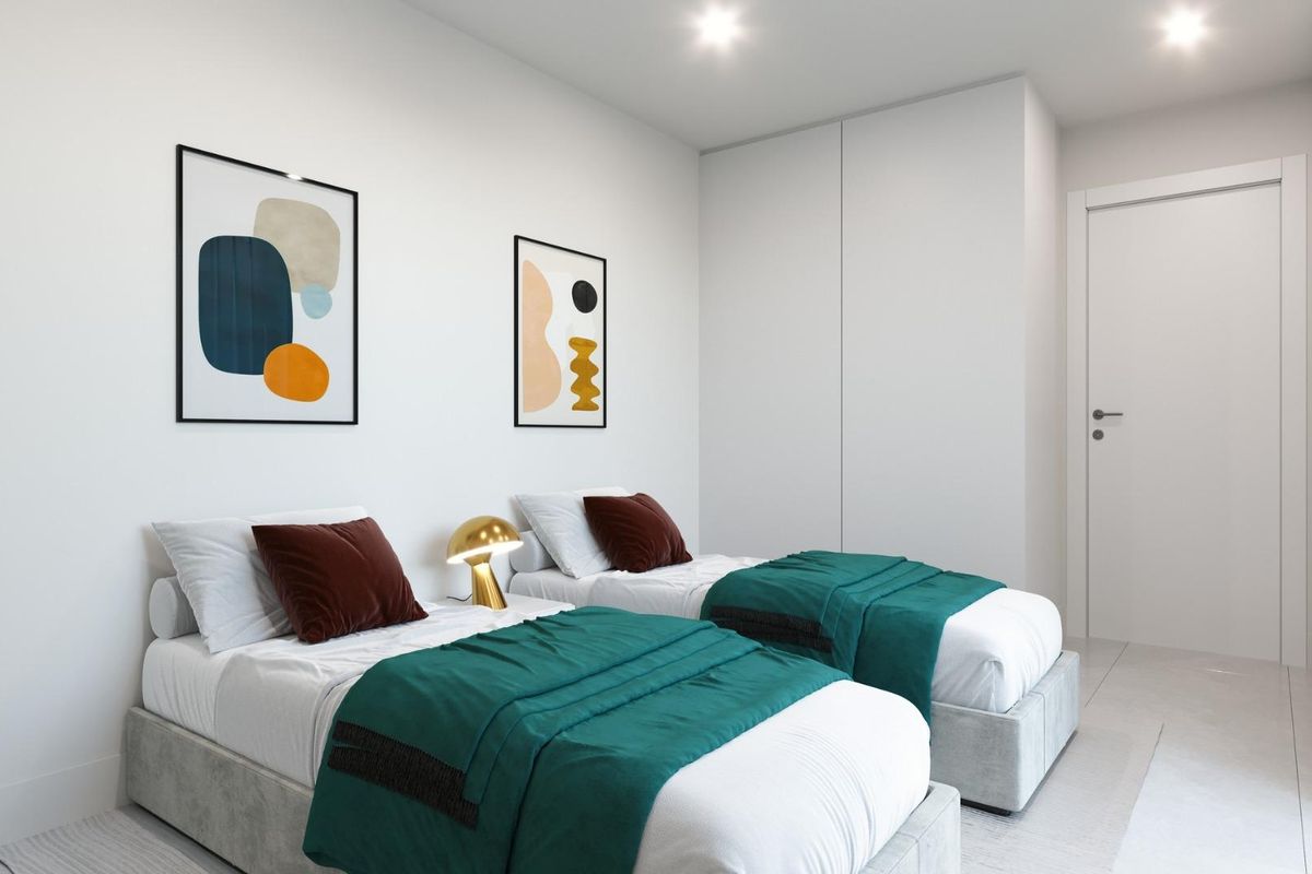 Heldere slaapkamer met twee bedden en een minimalistisch ontwerp in de villa.