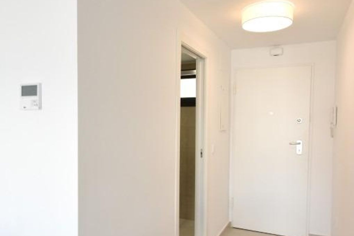 Entreehal van een modern penthouse in San Miguel de Salinas, met een schoon en minimalistisch ontwerp.