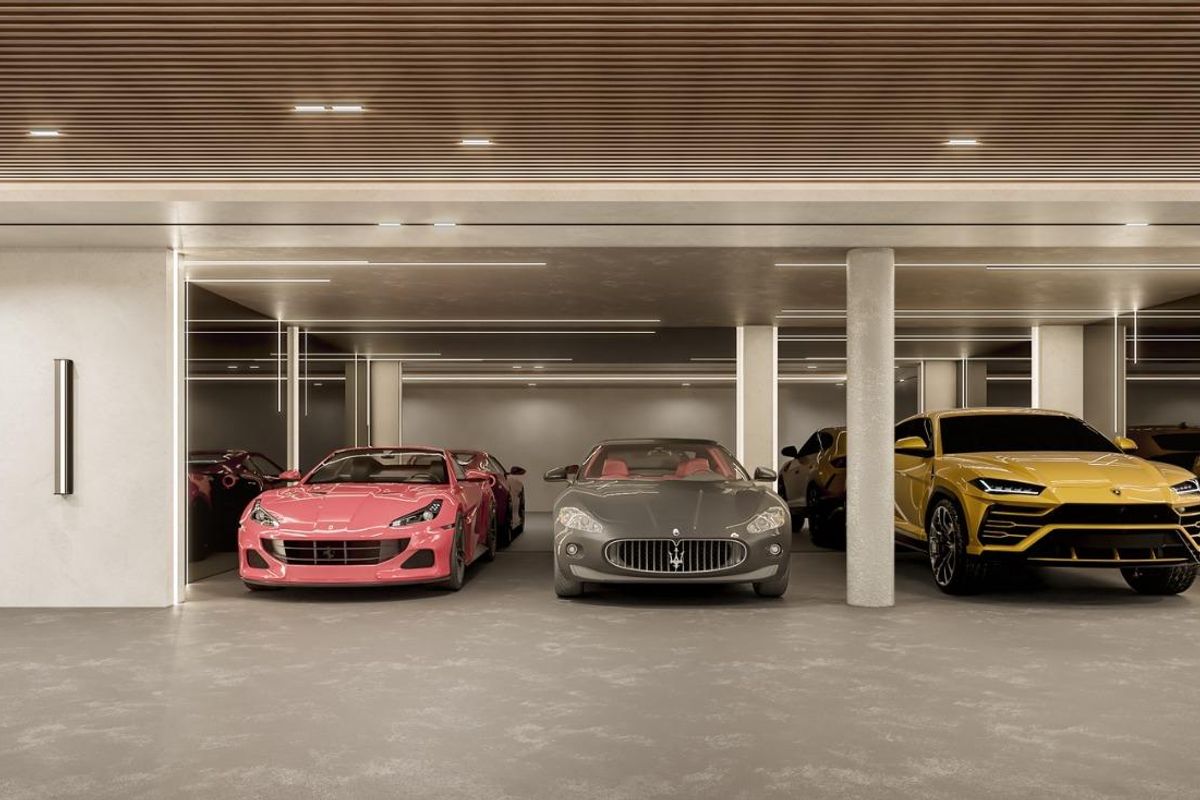 Strakke garage met ruimte voor luxe auto’s in een 5-slaapkamer villa in Marbella, Costa del Sol.