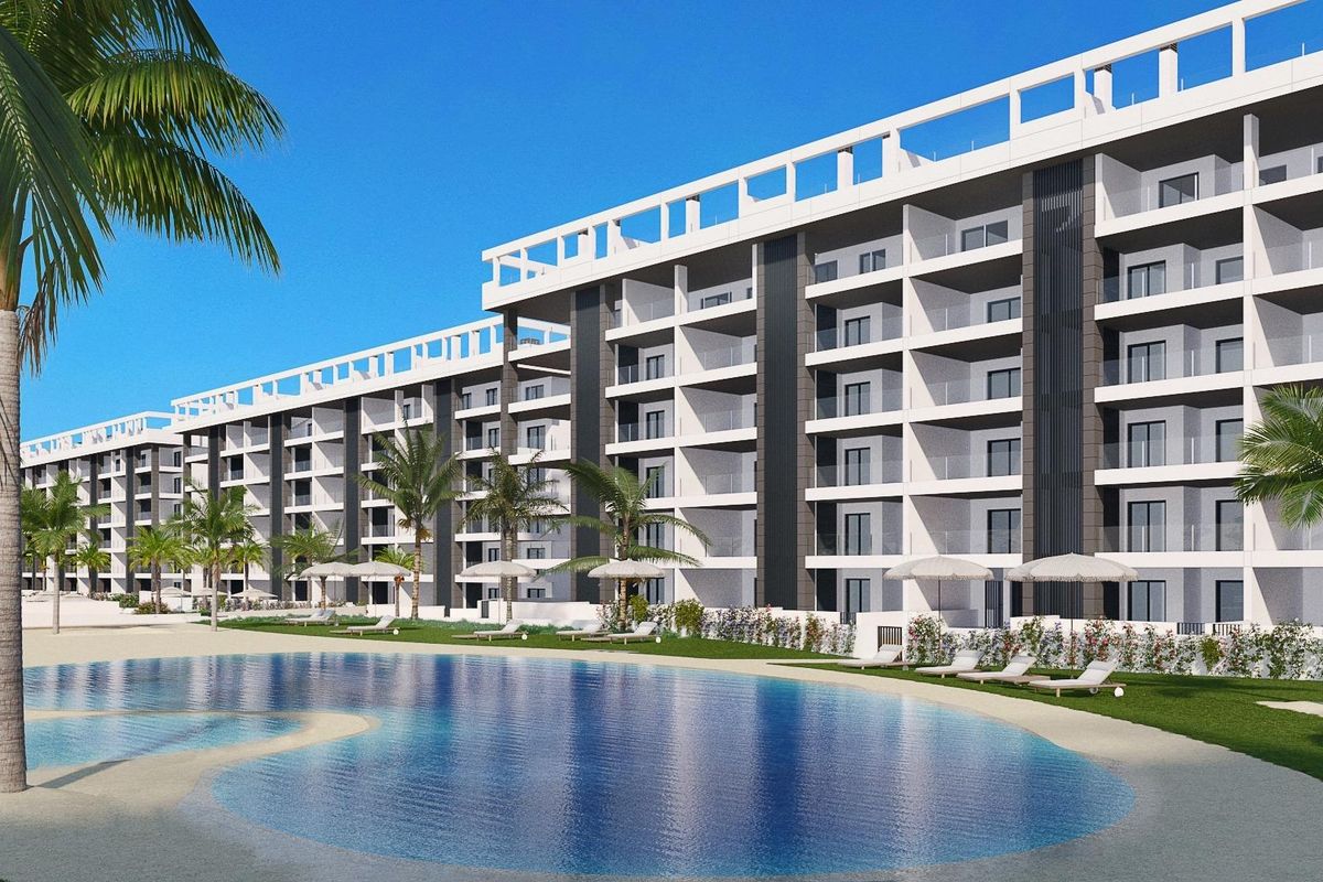 Mooie landschap zwembad omzoomd door palmbomen in Torrevieja, Costa Blanca Zuid.