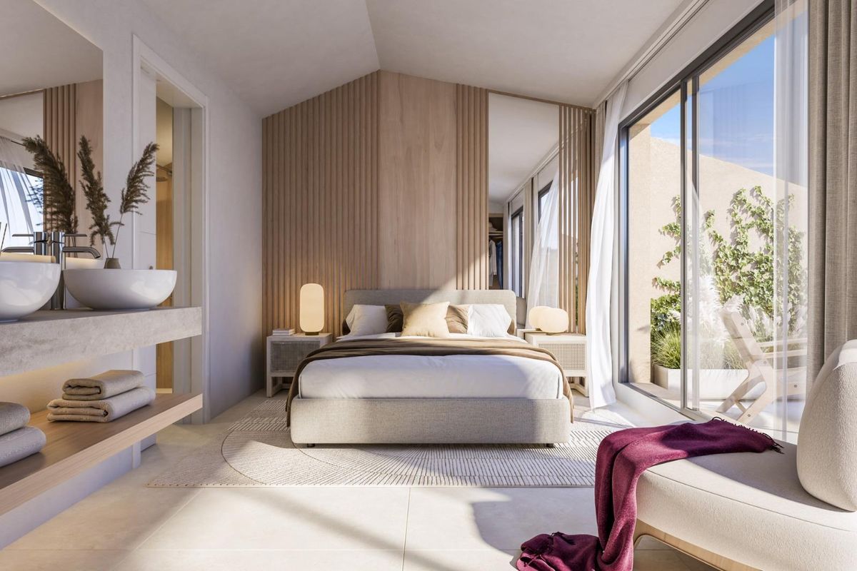 Elegante master slaapkamer in het penthouse met een gezellige sfeer, grote ramen en stijlvolle inrichting in Benalmádena.