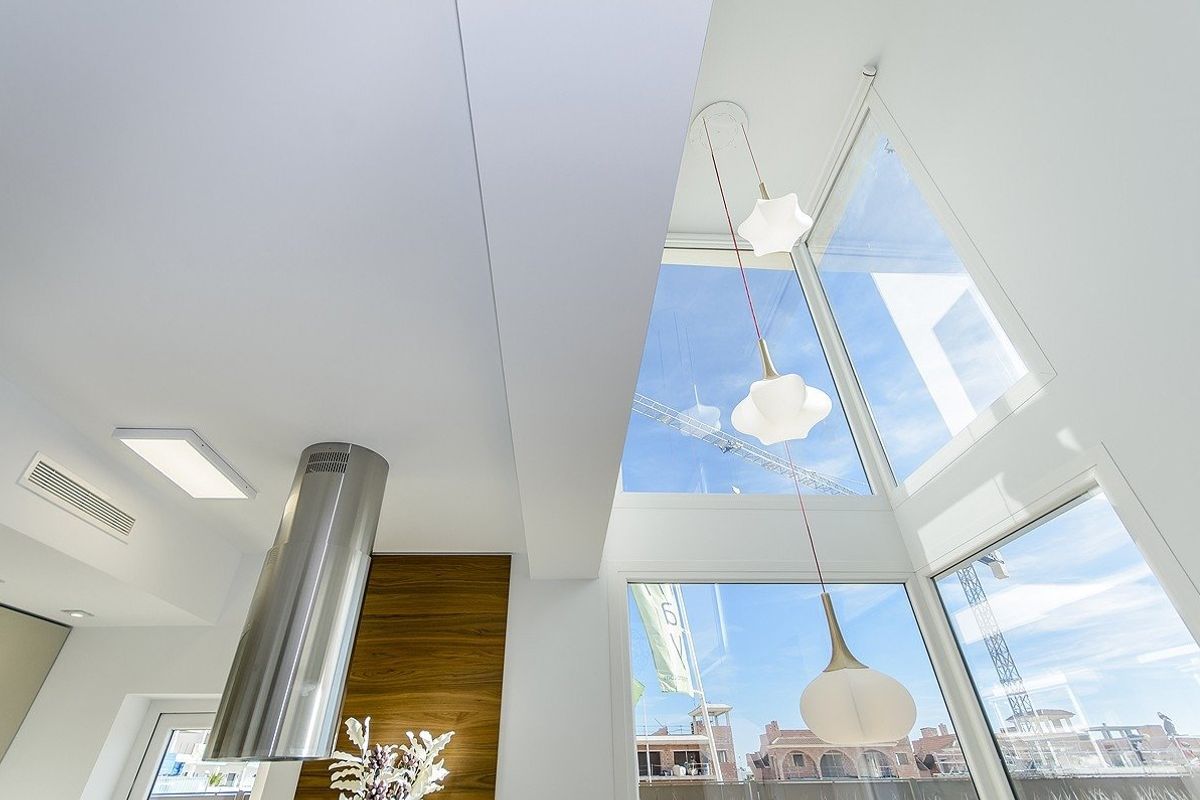 Unieke plafondview met elegante verlichting in de woonkamer van een villa in Cartagena, Costa Calida.