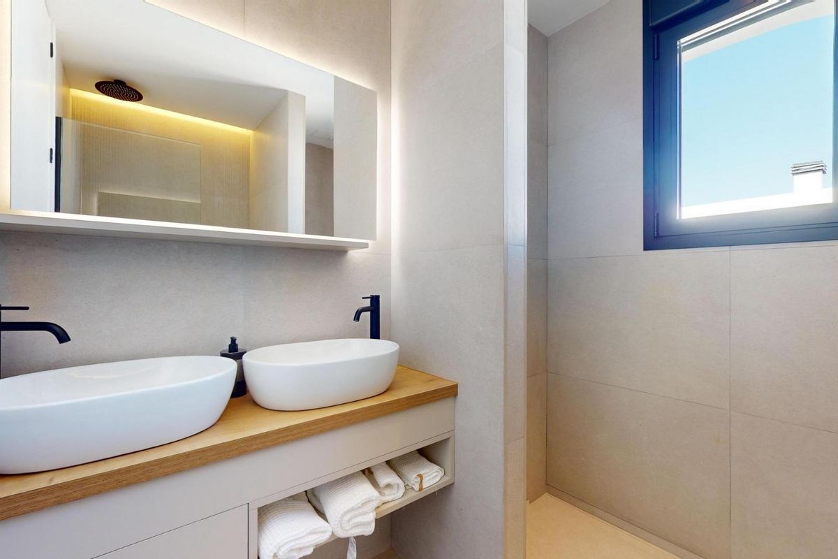 Modern badkamer met dubbele wastafels in een villa met 3 slaapkamers in Polop, Costa Blanca Noord.