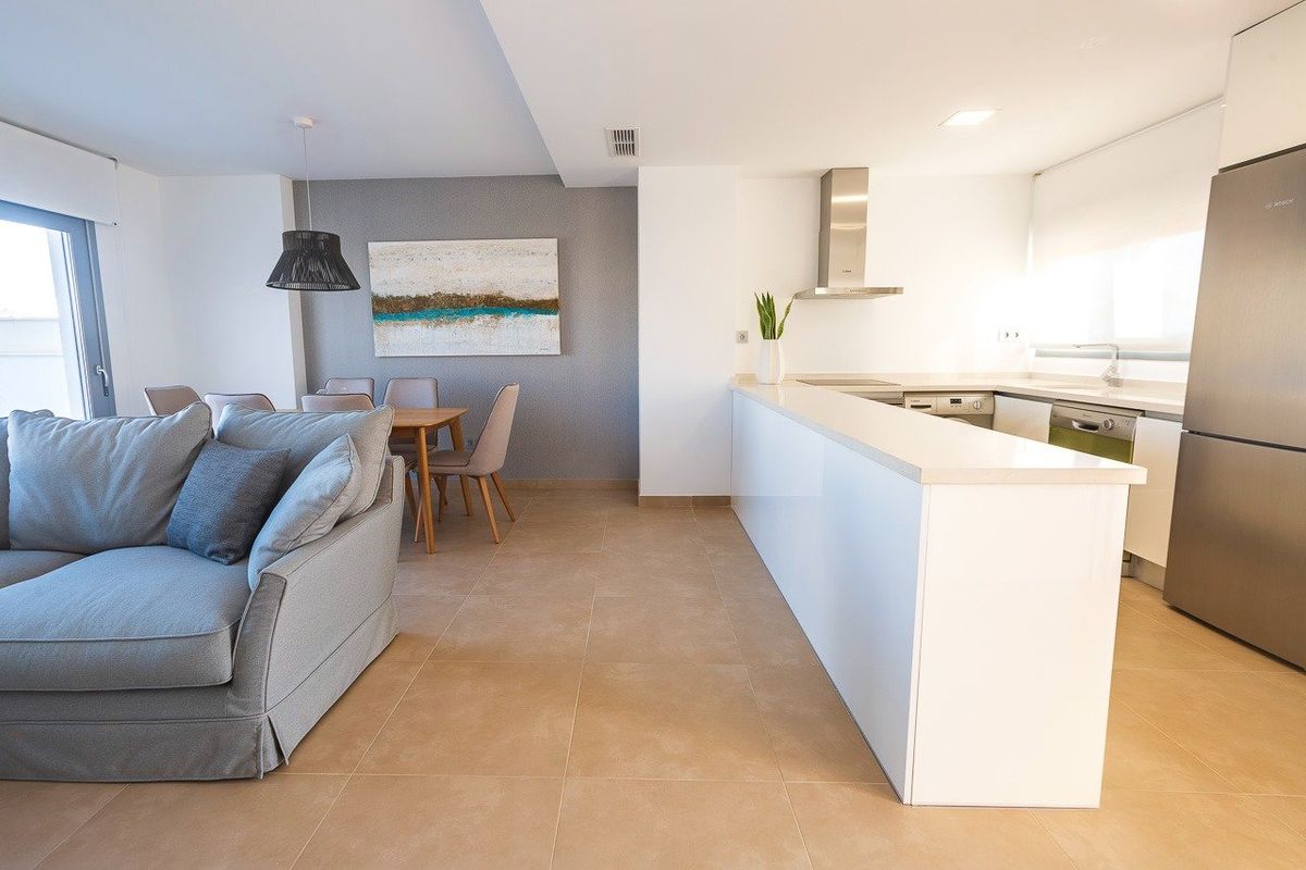 Moderne keuken met een eiland, naadloos verbonden met de woonkamer in Orihuela, Costa Blanca Zuid, Spanje.