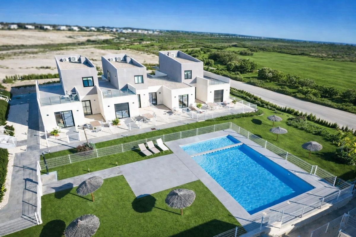 Nieuwbouwwoningen: instapklare rijhuizen en halfvrijstaande villa’s in het Altaona Golf Resort, Murcia