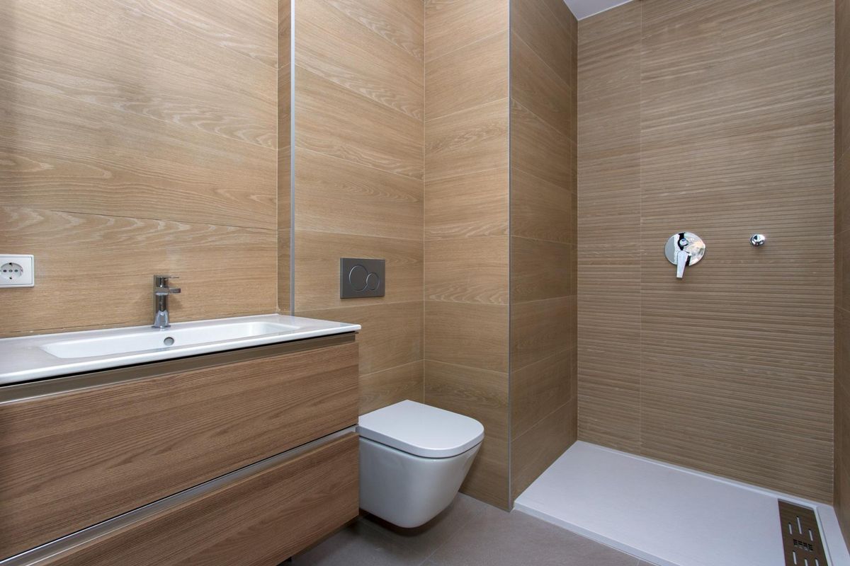 Moderne badkamer met houten accenten, voorzien van douche en wastafel in een 3-slaapkamer bungalow, Hondón de las Nieves.