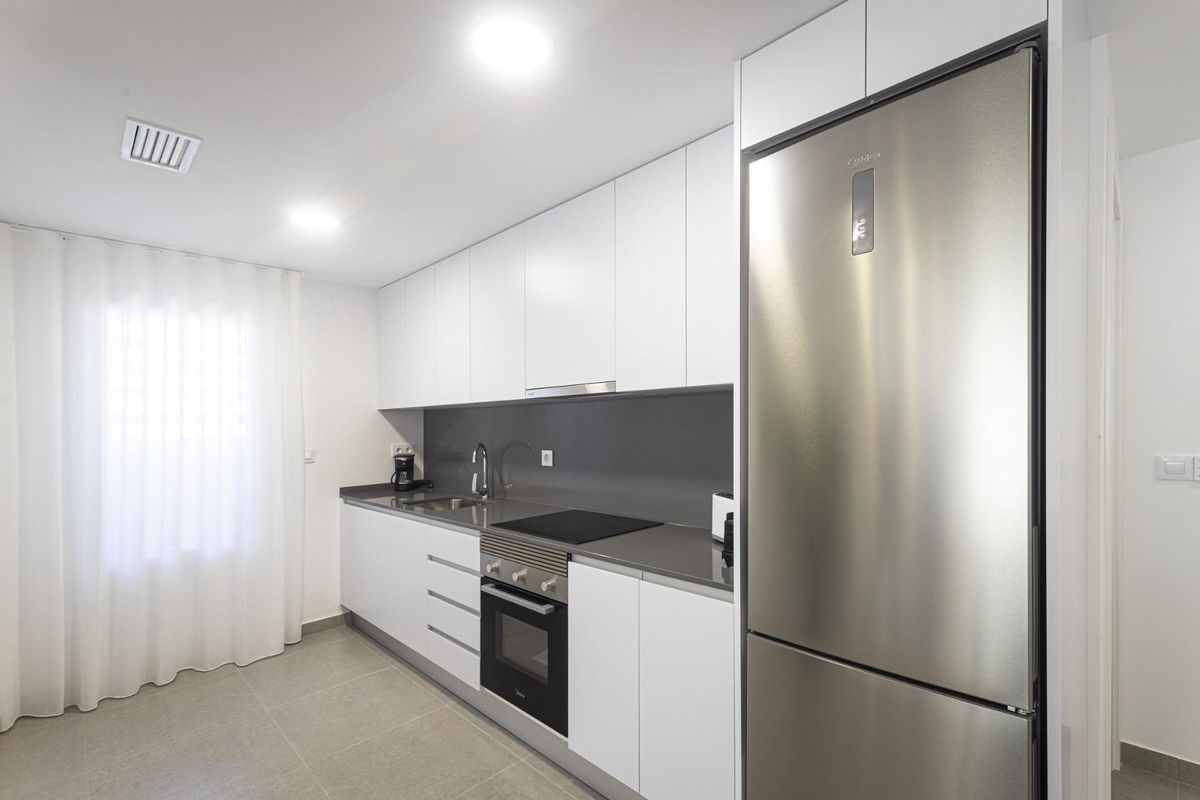 Moderne keuken met strakke apparaten in een 3-slaapkamer appartement in La Manga del Mar Menor, Spanje.