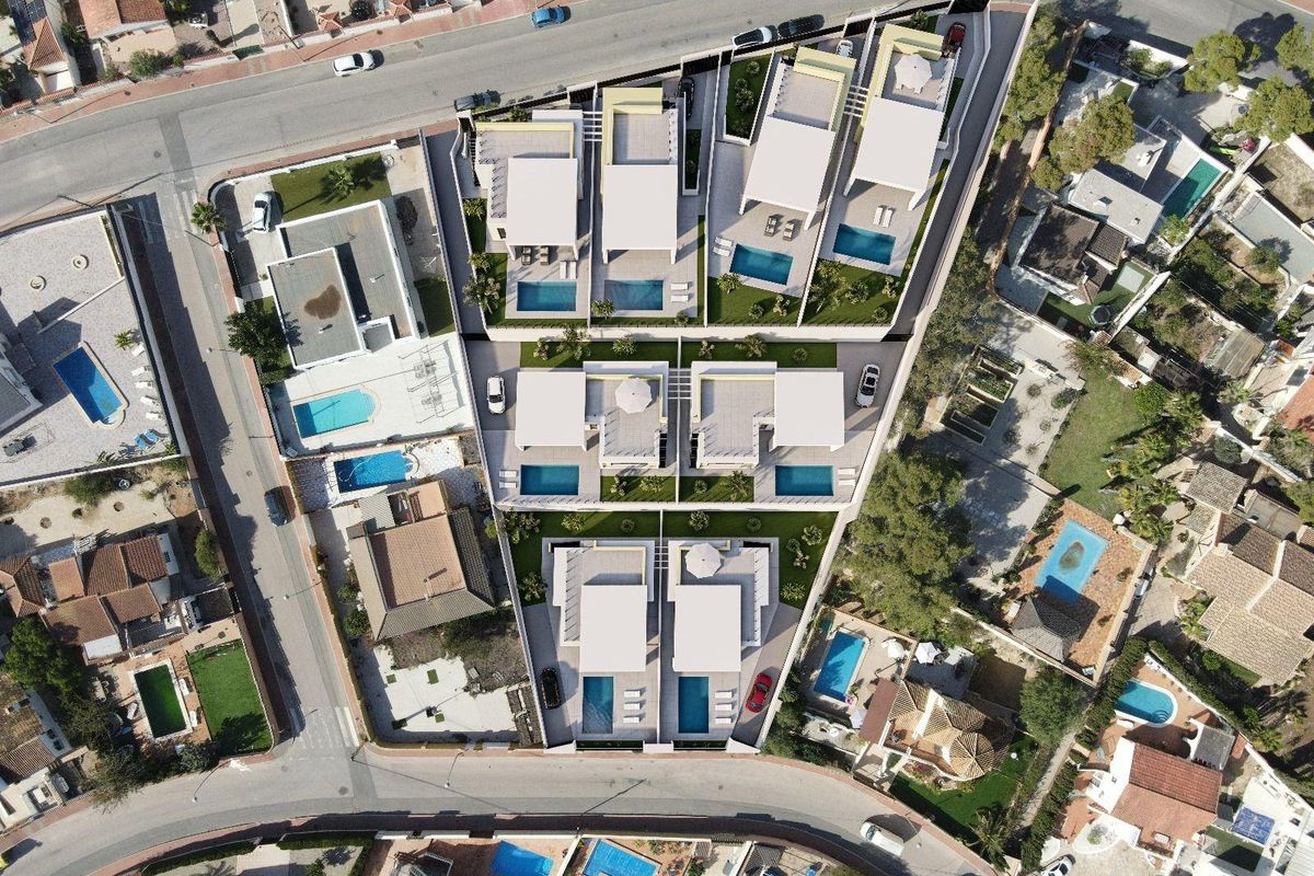 Luchtfoto van resortstijl villa's in Torrevieja, Costa Blanca Zuid, met meerdere zwembaden.