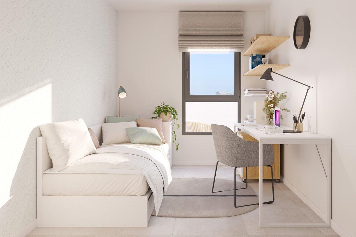 Gezellige werkruimte in een 3-slaapkamer penthouse in Mijas, Costa del Sol, met een bed en bureau voor werk.