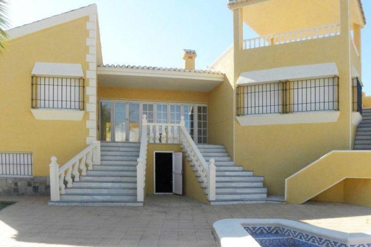 Buitenaanzicht van een villa met trappen en een zwembad in La Manga del Mar Menor, Spanje.