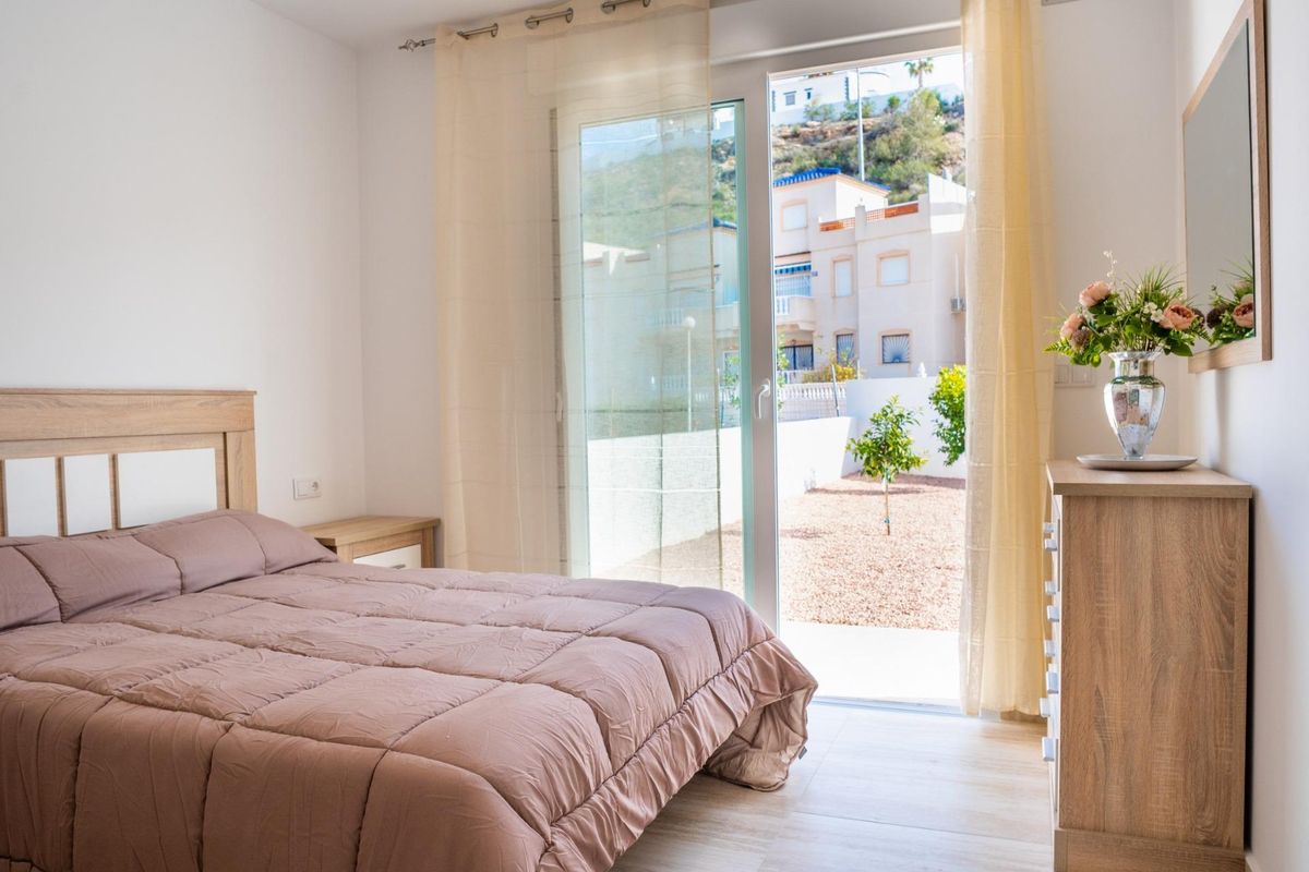Heldere slaapkamer met uitzicht op de tuin in een 3-slaapkamer villa in Ciudad Quesada, Costa Blanca Zuid.