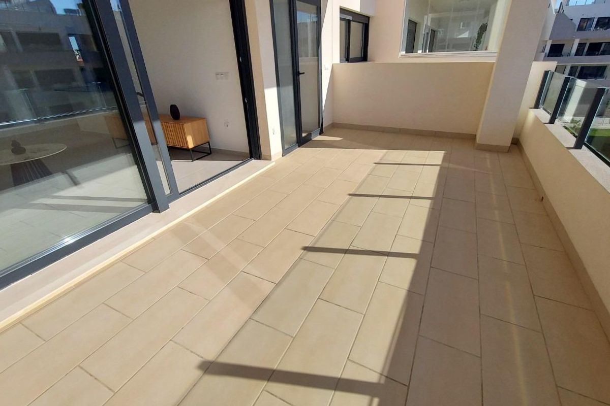 Grote terras van het penthouse in San Miguel de Salinas, perfect voor ontspanning buitenshuis en uitzicht.