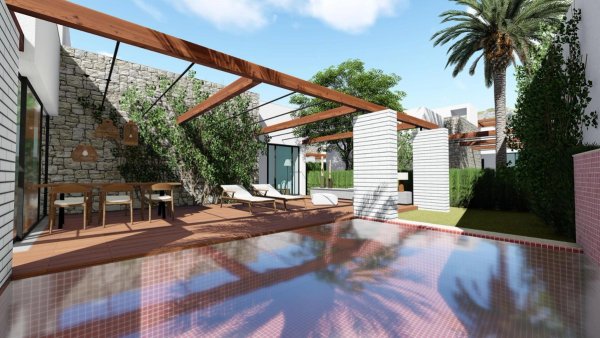 Villa met een houten terras en zwembad in Torre Pacheco, met ligstoelen en palmbomen.