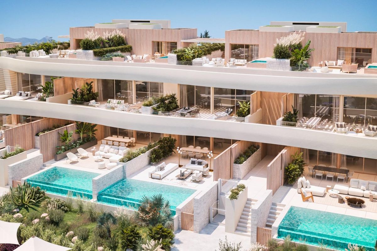 Prachtig ontworpen appartement op de begane grond in Marbella, met meerdere zwembaden en elegante buitenruimtes.