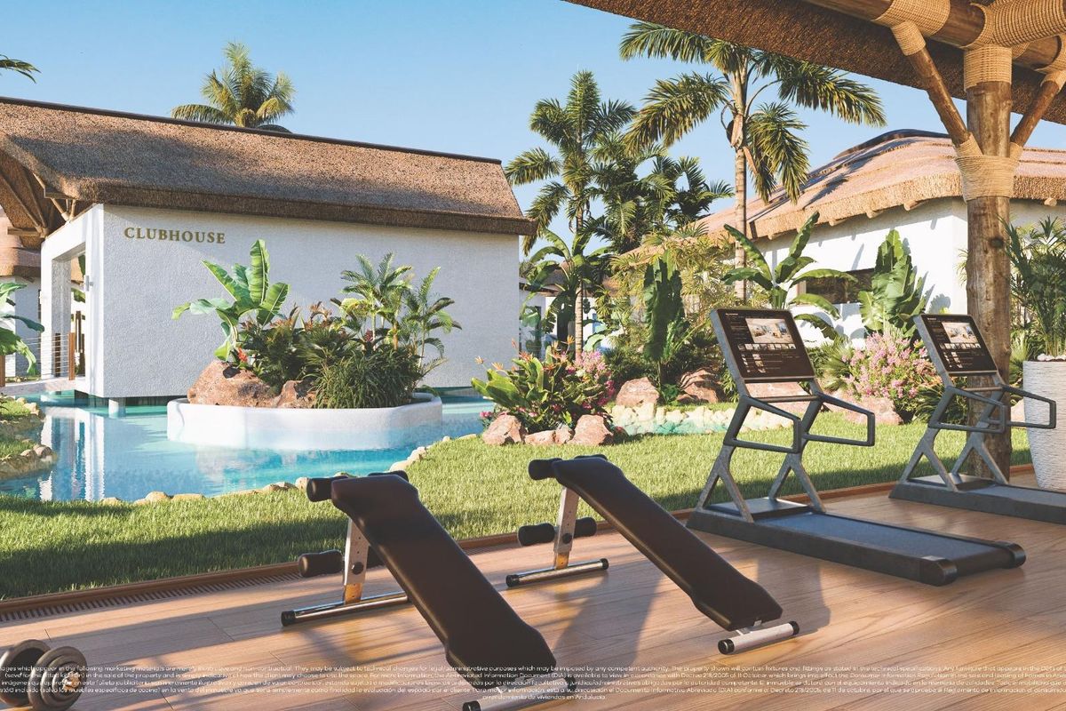 Ontspanningsruimte met uitzicht op het zwembad en ligstoelen bij de clubhuis in Mijas, Costa del Sol.