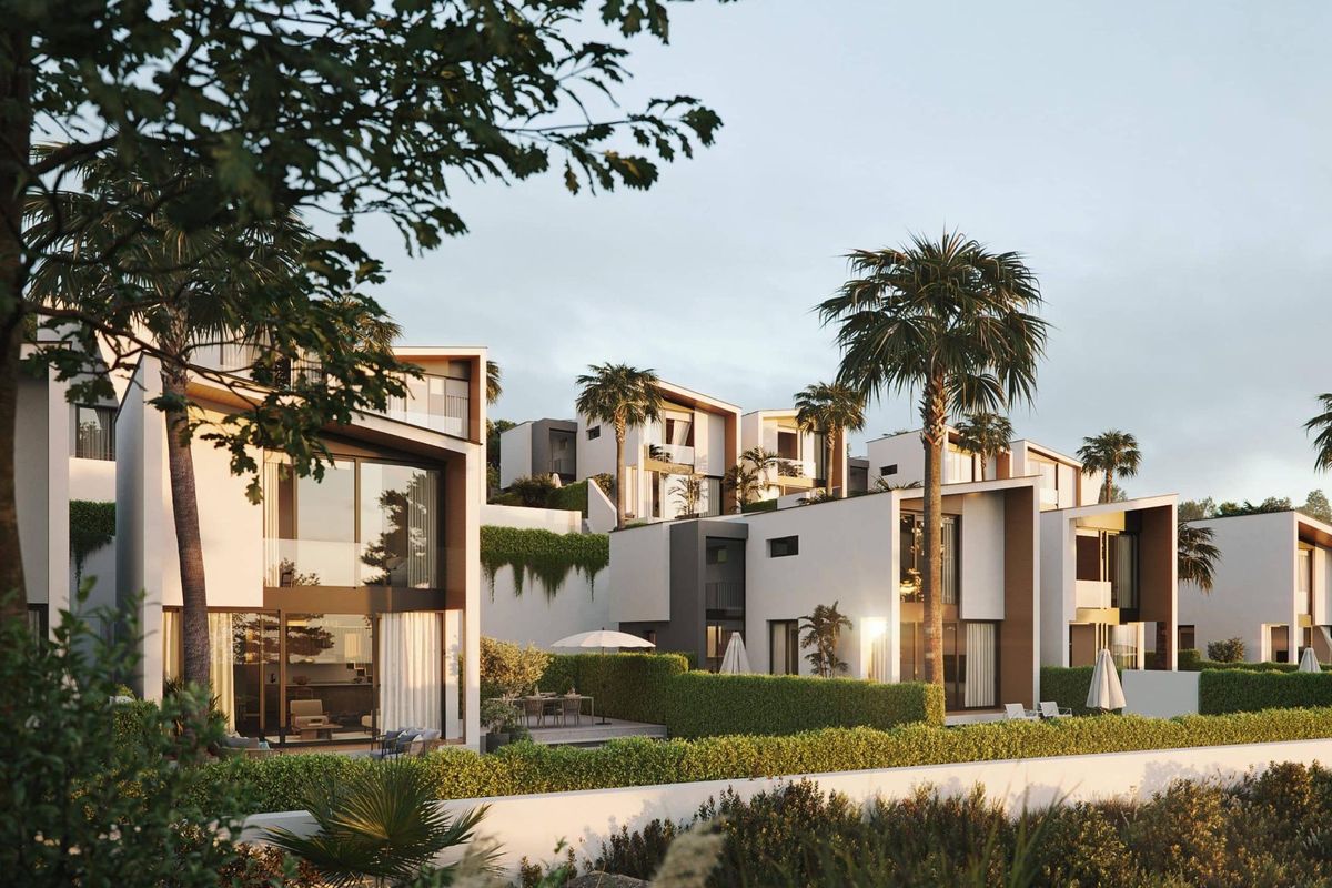 Heuvelachtig uitzicht op meerdere villa's omgeven door weelderig groen in Mijas, Costa del Sol.