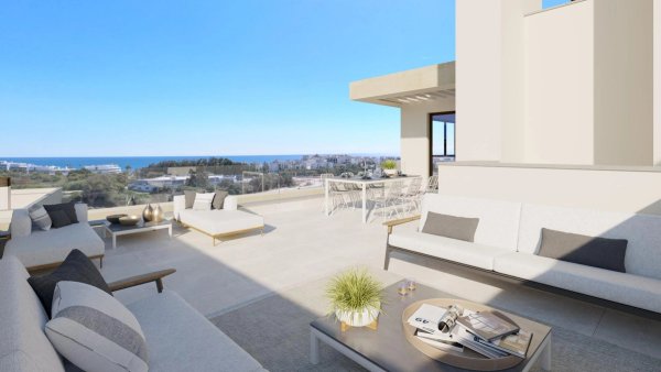 Ruime terras van een 3-slaapkamer penthouse in Estepona met uitzicht op de oceaan, stijlvolle meubels en heldere sfeer.