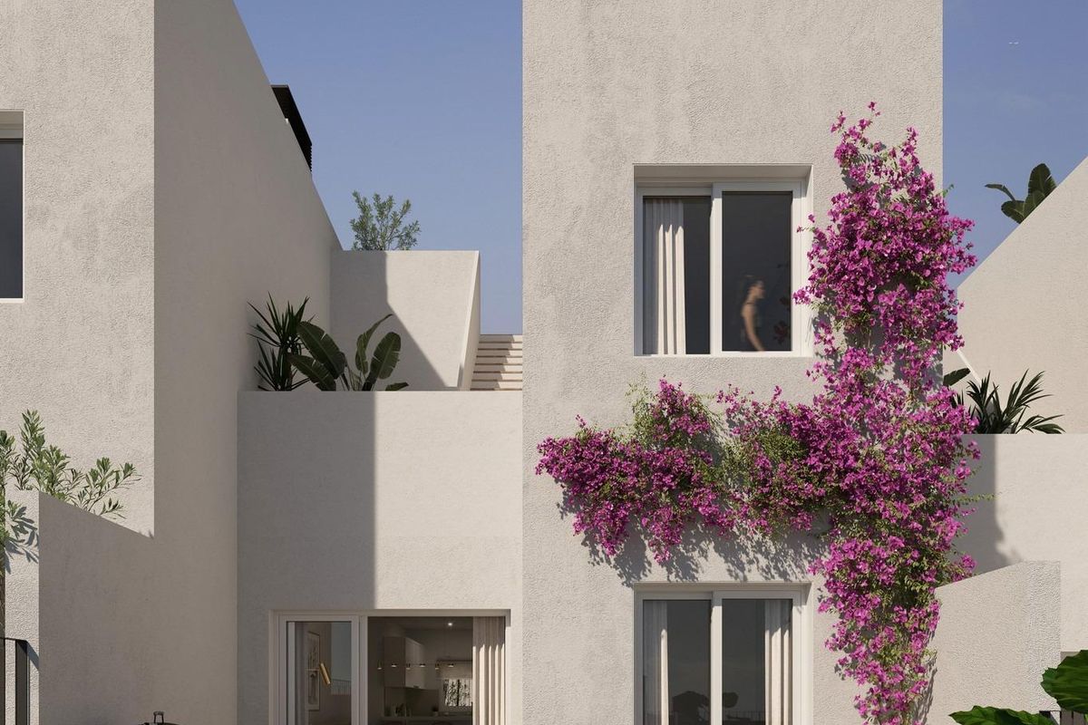 Charmante patio van een drie-slaapkamers rijtjeshuis met bloeiende bloemen in Monforte del Cid, Costa Blanca Zuid.