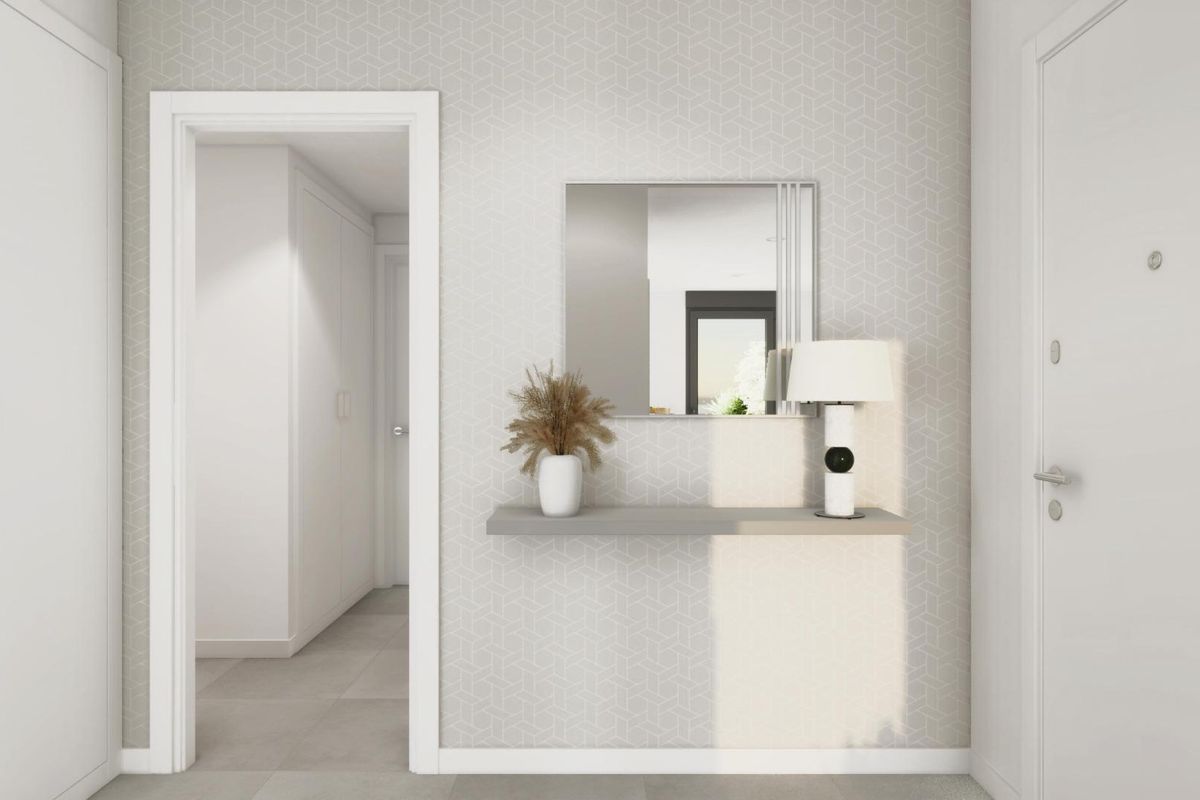 Elegante entree van een appartement op de begane grond, Estepona, Costa del Sol. Goed verlicht met stijlvolle decoratie.