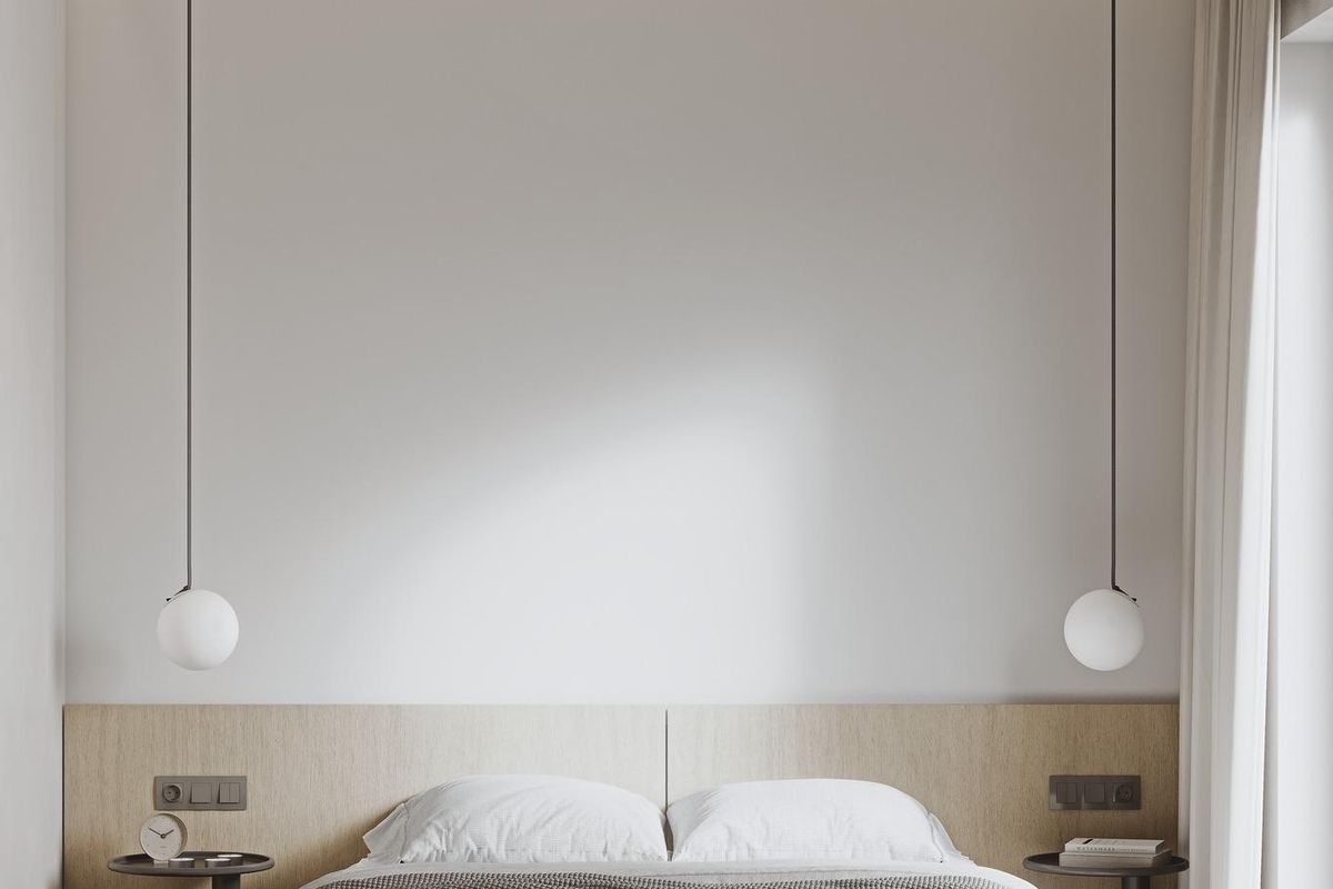 Elegante slaapkamer met moderne verlichting in een 3-slaapkamer appartement in Mijas, Costa del Sol.