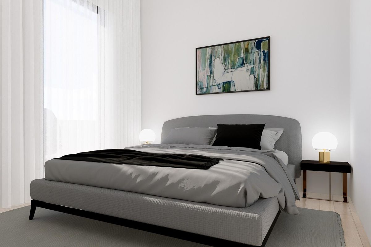 Minimalistisch slaapkamerontwerp in een townhouse in Orihuela Costa, met veel natuurlijk licht.