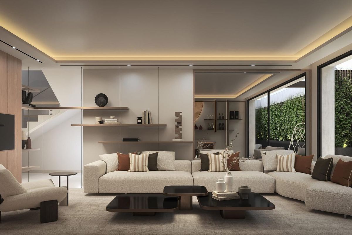 Modern interieur van een woonkamer van een villa in Estepona, met een grote bank en een hangstoel. Toegang tot de tuin zichtbaar.