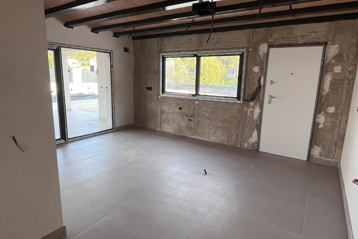 Interieur van een kamer in de villa, met onafgewerkte vloer en muren in Penaguila, Costa Blanca Noord.