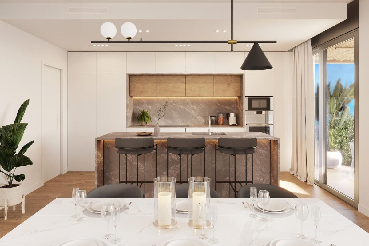 Strakke keuken in villa in Polop, ontworpen met moderne kasten en een uitnodigende sfeer voor het koken.