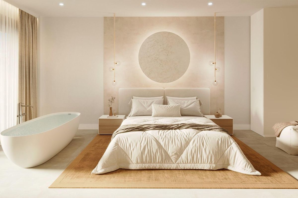 Stijlvolle slaapkamer met vrijstaand bad en serene decor, gelegen in de stadwoning van Fuengirola.
