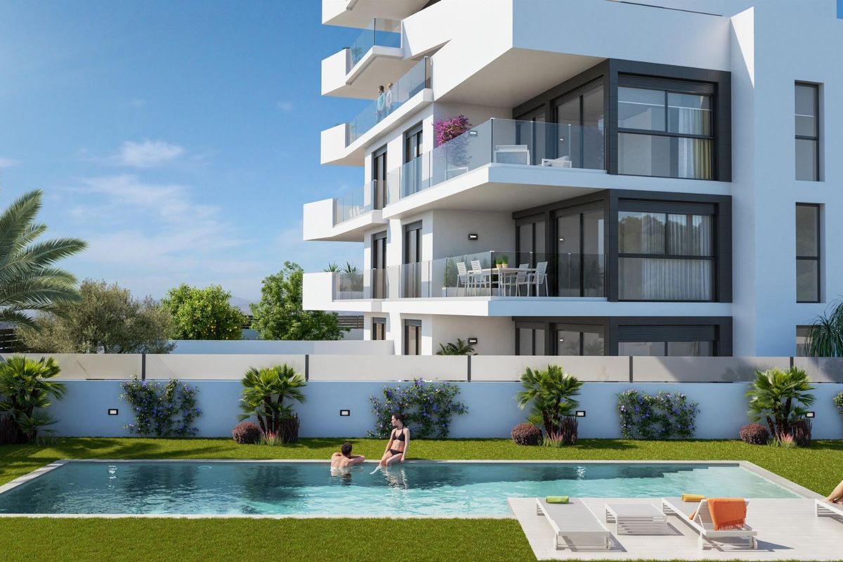 Modern appartementengebouw met een zwembad in Guardamar del Segura, Costa Blanca Zuid, Spanje.