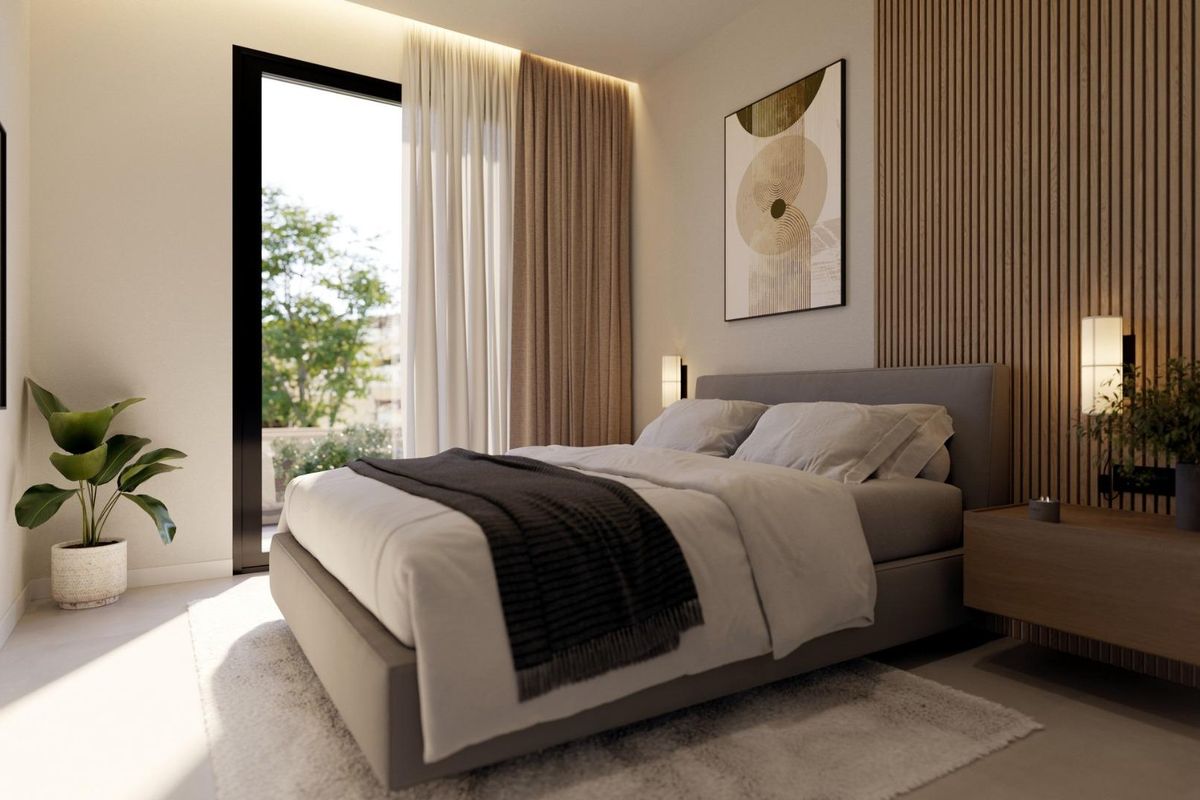 Comfortabele slaapkamer met stijlvolle meubels en natuurlijk licht in deze villa in Finestrat.