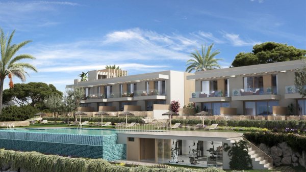 Moderne 3-slaapkamer stadswoning met zwembad, gelegen in Manilva, Costa del Sol, omgeven door groen.