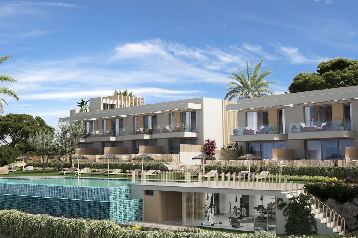 Moderne 3-slaapkamer stadswoning met zwembad, gelegen in Manilva, Costa del Sol, omgeven door groen.
