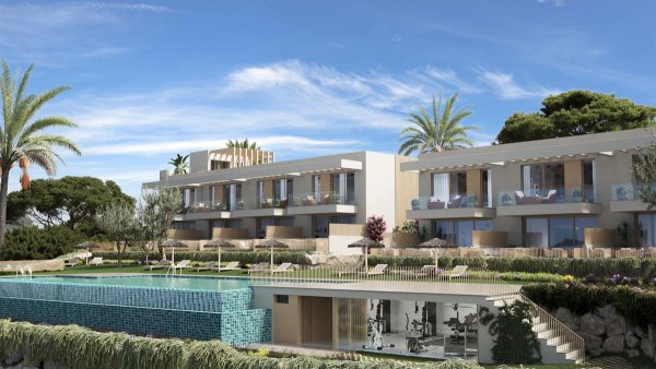 Moderne 3-slaapkamer stadswoning met zwembad, gelegen in Manilva, Costa del Sol, omgeven door groen.