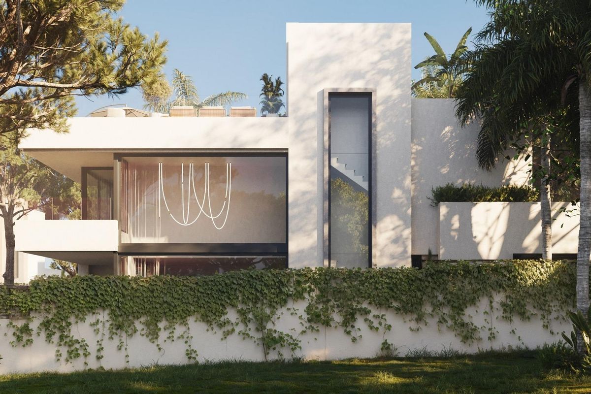 Stijlvolle gevel van een villa in Marbella, die harmonieert met het weelderige tuinlandschap.