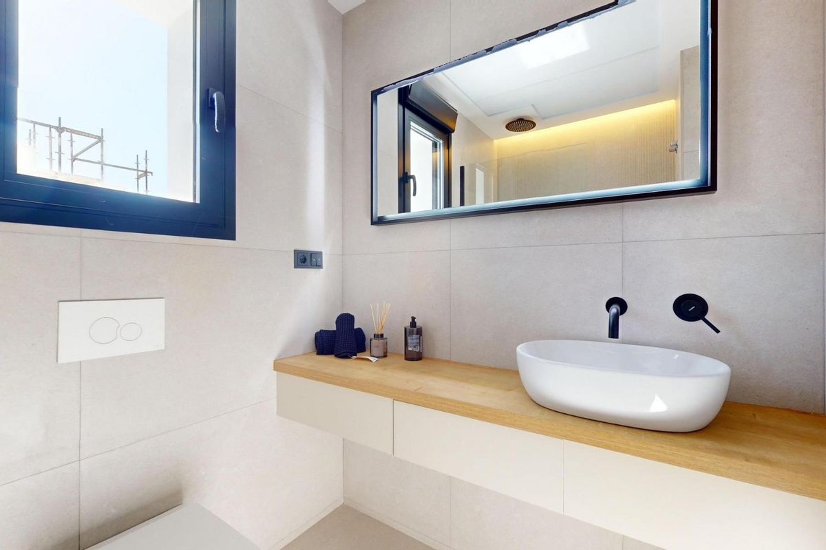 Elegante badkamer met een wastafel en houten accenten in een villa met 3 slaapkamers in Polop, Costa Blanca Noord.