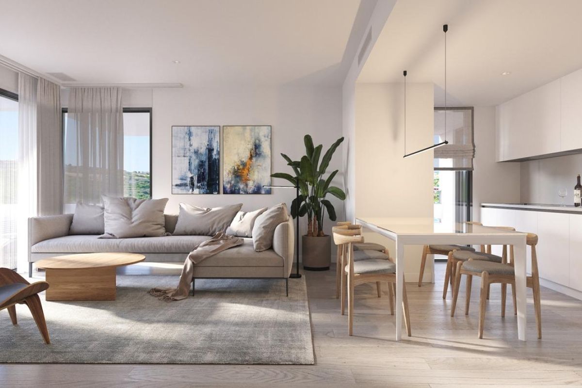 Interieur van de woonkamer van een stijlvol penthouse met een moderne keuken en eetruimte in Casares.