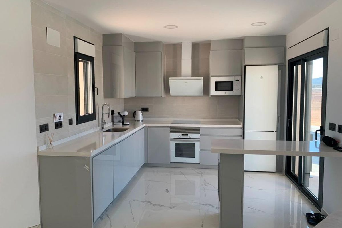Moderne keuken met high-end apparaten in een villa met 4 slaapkamers in Pinoso, Costa Blanca Zuid, Spanje.