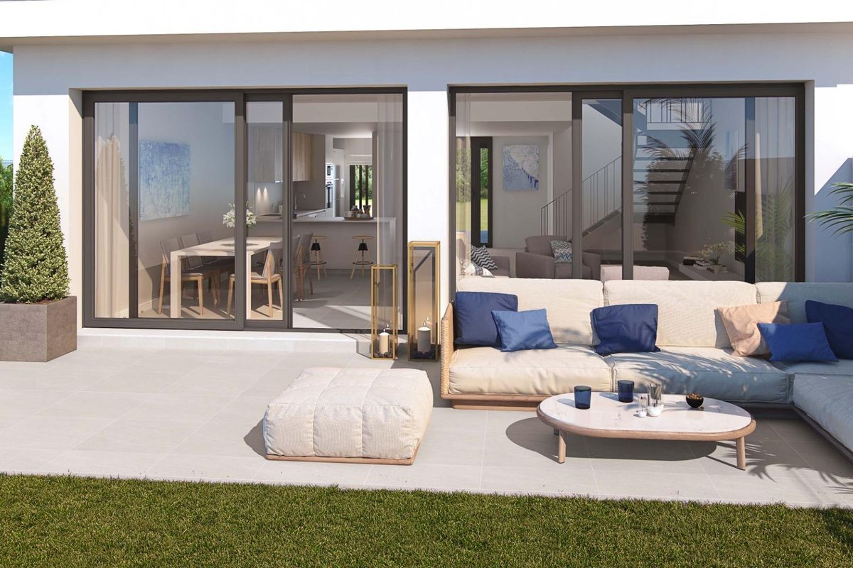 Modern open living ruimte in Sotogrande met schuifdeuren en strakke inrichting met terras